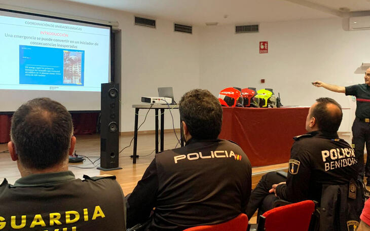 La Policía Local de Benidorm recibe formación sobre cómo actuar ante un incendio